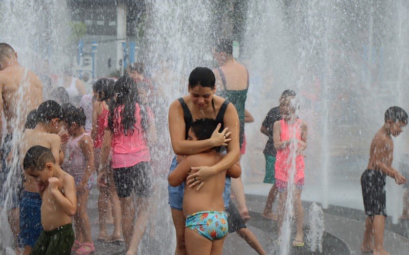 CalorÃ£o em Campo Bom fez com que moradores se refrescassem em chafariz do Largo IrmÃ£os Vetter