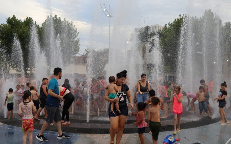 CalorÃ£o em Campo Bom fez com que moradores se refrescassem em chafariz do Largo IrmÃ£os Vetter