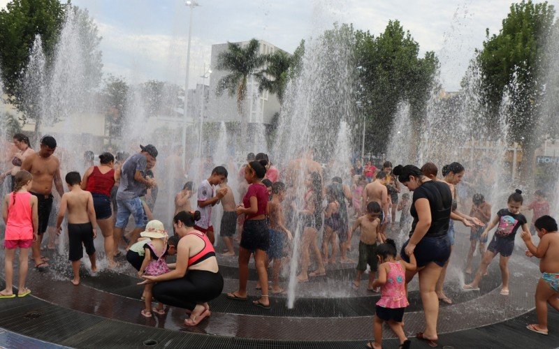 Calorão em Campo Bom fez com que moradores se refrescassem em chafariz do Largo Irmãos Vetter | abc+