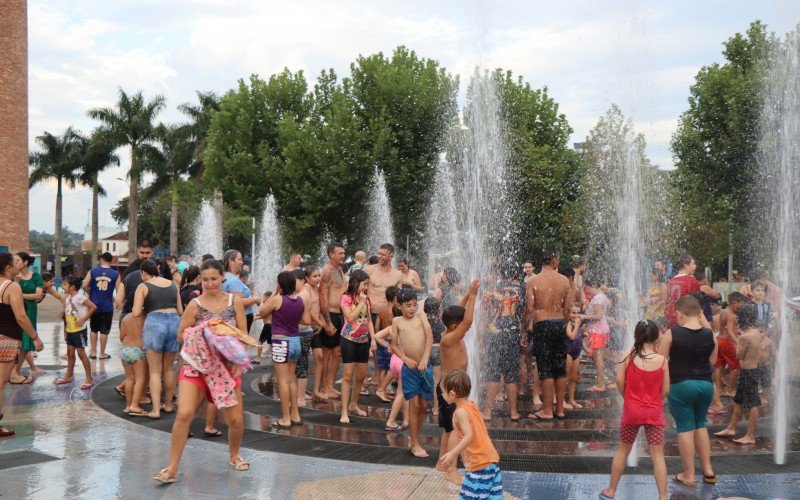 CalorÃ£o em Campo Bom fez com que moradores se refrescassem em chafariz do Largo IrmÃ£os Vetter