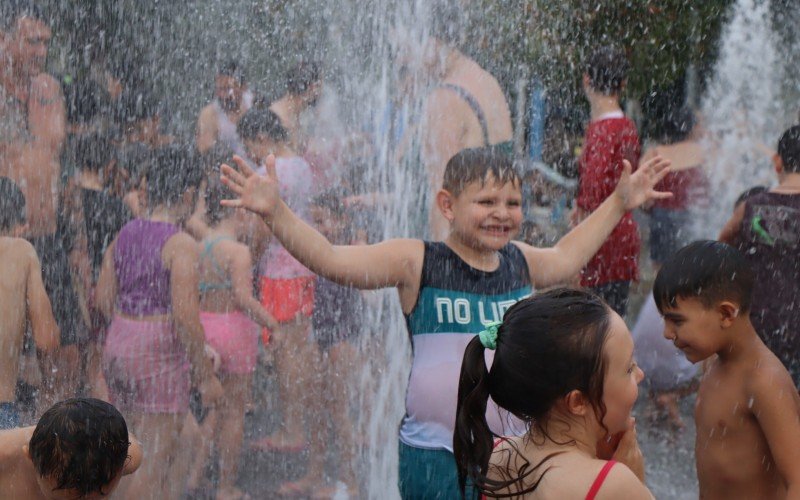 CalorÃ£o em Campo Bom fez com que moradores se refrescassem em chafariz do Largo IrmÃ£os Vetter