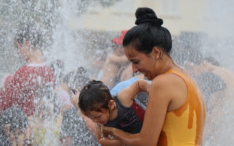 CalorÃ£o em Campo Bom fez com que moradores se refrescassem em chafariz do Largo IrmÃ£os Vetter