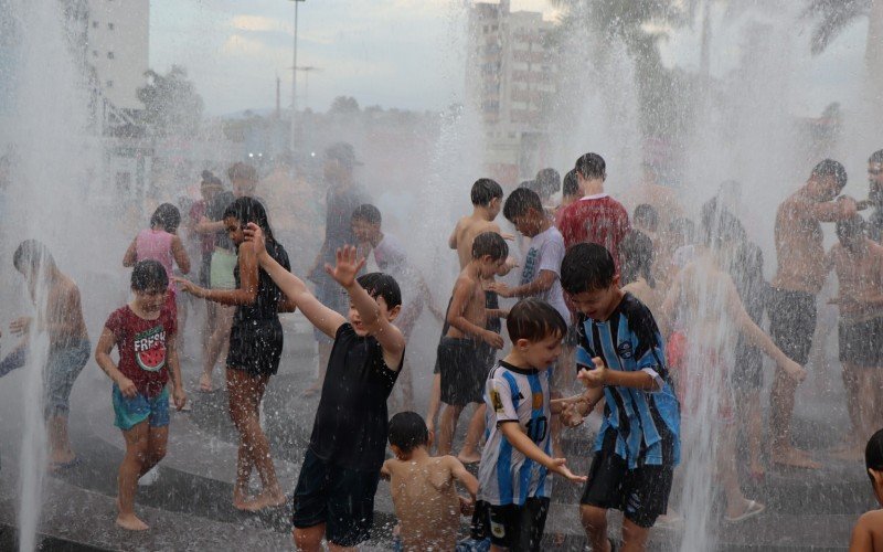 CalorÃ£o em Campo Bom fez com que moradores se refrescassem em chafariz do Largo IrmÃ£os Vetter