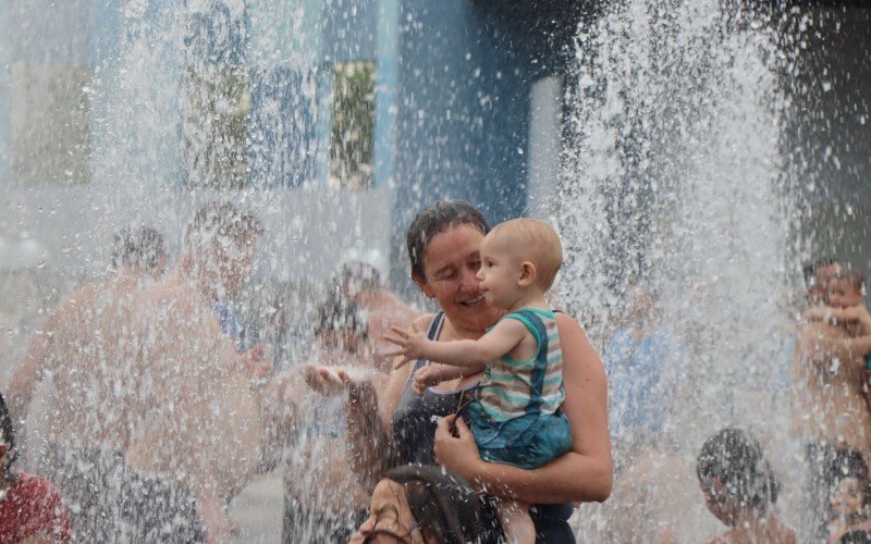 CalorÃ£o em Campo Bom fez com que moradores se refrescassem em chafariz do Largo IrmÃ£os Vetter