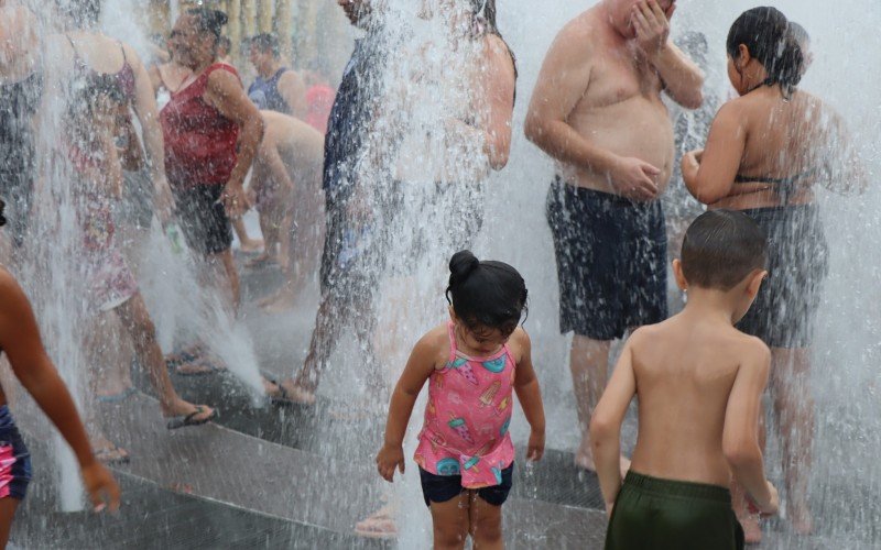 CalorÃ£o em Campo Bom fez com que moradores se refrescassem em chafariz do Largo IrmÃ£os Vetter