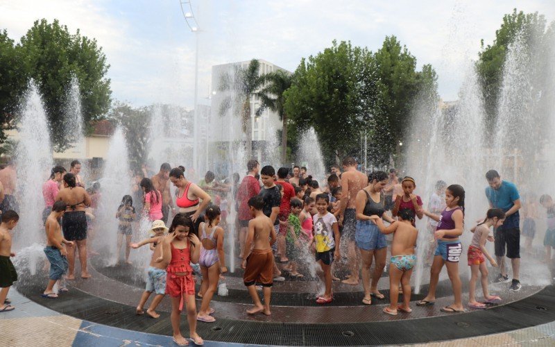 Tarde de refresco no chafariz do Largo IrmÃ£os Vetter em Campo Bom