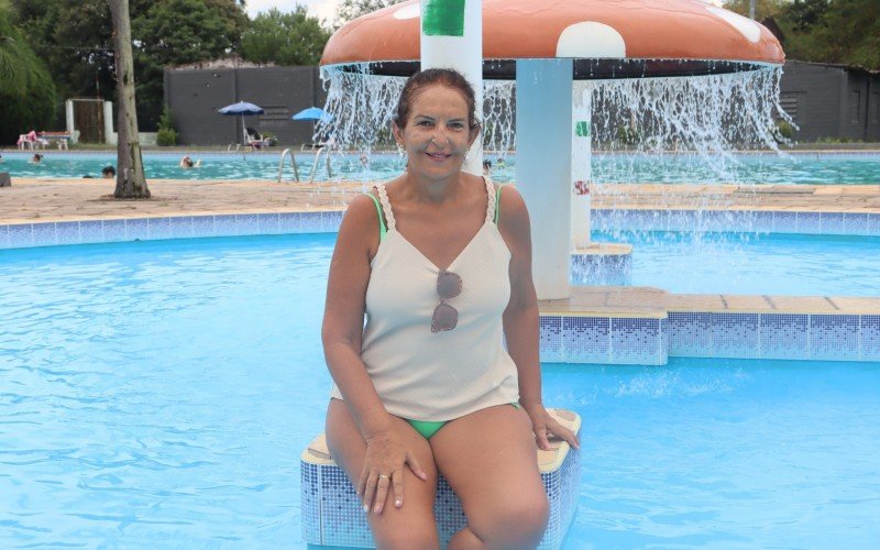 A professora Sônia não vive sem uma piscina para se aliviar no verão