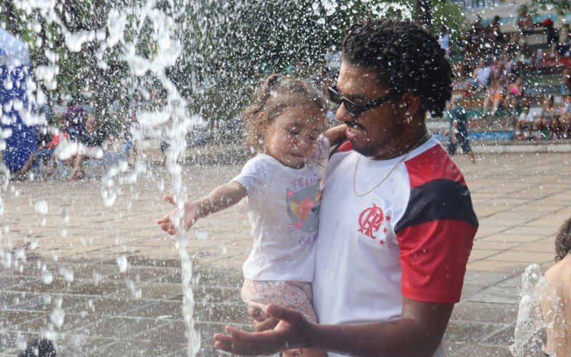 Com a ajuda do pai, Wellington, a pequena Maitê conseguiu brincar no chafariz