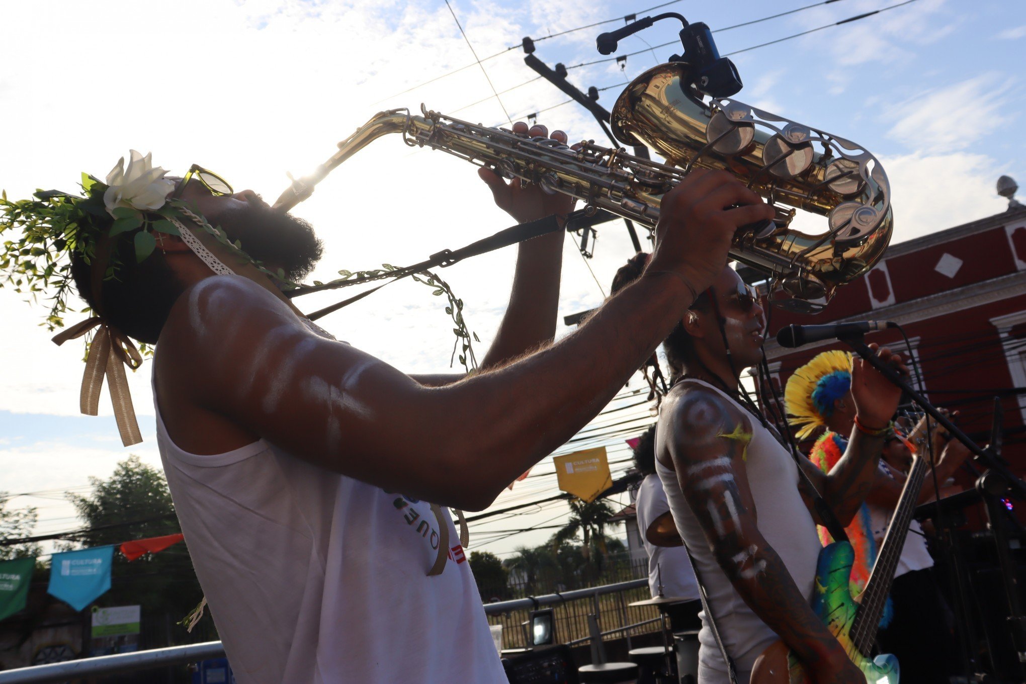 Show com JoÃ£o MaurÃ­cio e o Bloco do CÃ©u trouxe ritmos festivos de diversas regiÃµes do Brasil 