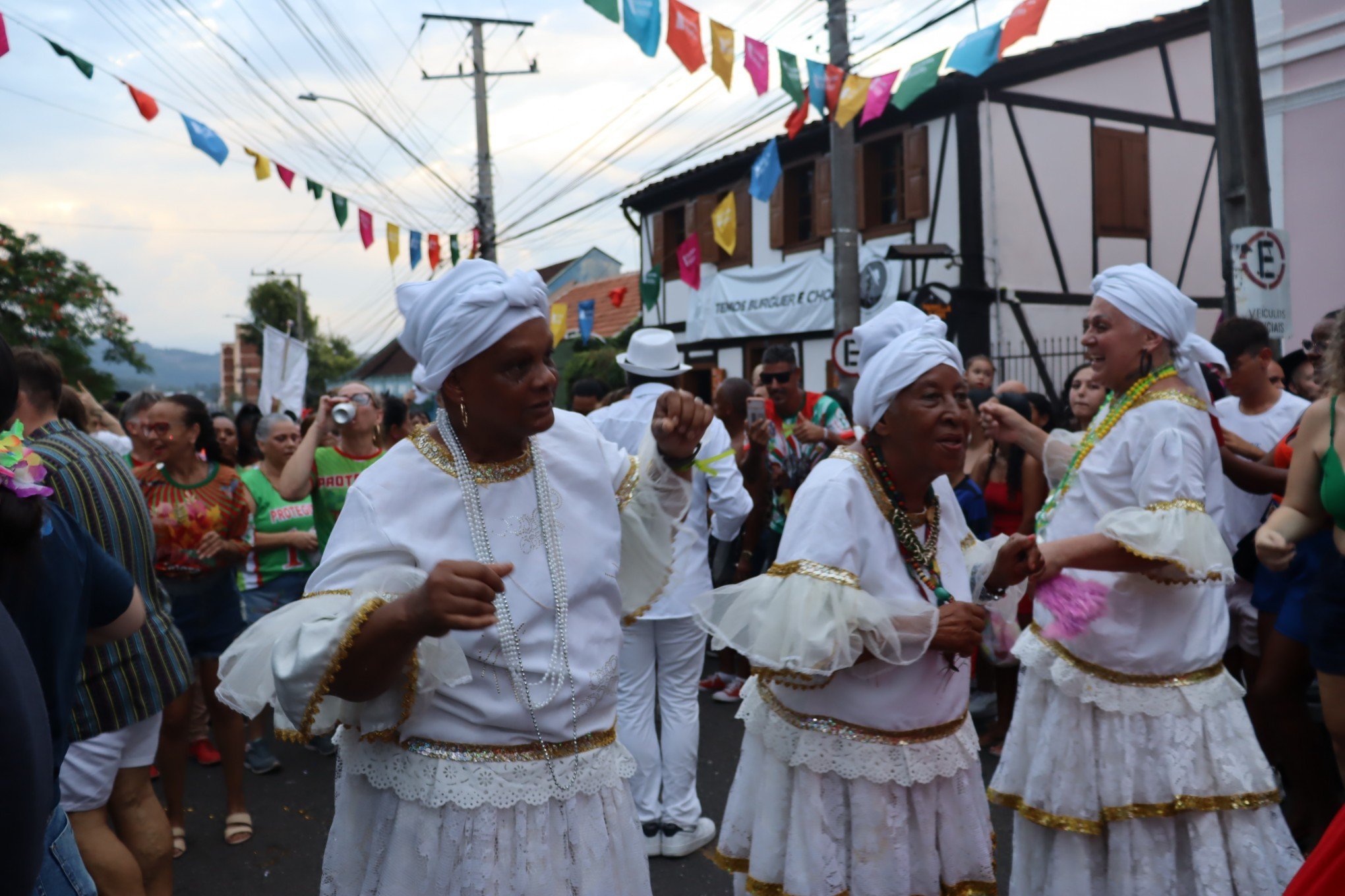 Desfile da escola de samba Protegidos trouxe o samba para Hamburgo Velho 