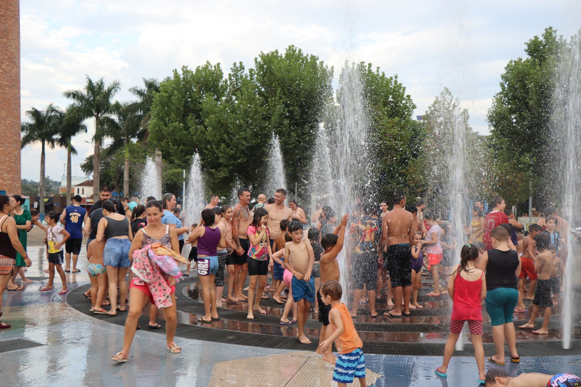 Com previsão de quase 40°C, Campo Bom faz convite para chafariz e ponte luminosa