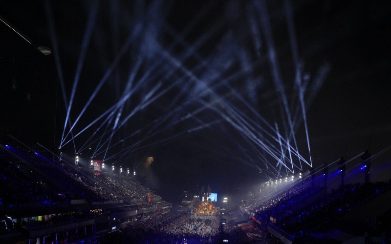 Veja imagens do desfile da Beija-Flor de NilÃ³polis na SapucaÃ­ em 11 de fevereiro de 2024