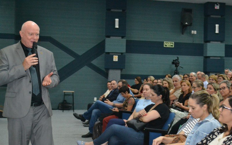 Encontro reuniu gestores, professores, tutores, coordenadores e diretores de unidades do RS