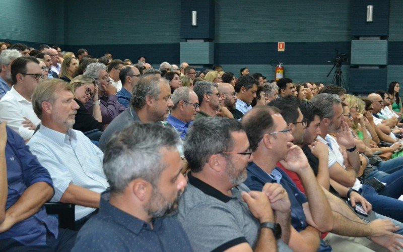 Encontro reuniu gestores, professores, tutores, coordenadores e diretores de unidades do RS