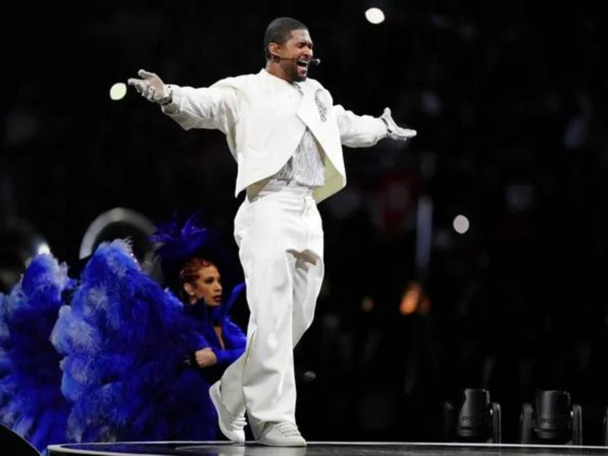 Usher levanta público do Super Bowl com espetáculo, dueto com Alicia Keys e mais; saiba como foi o show