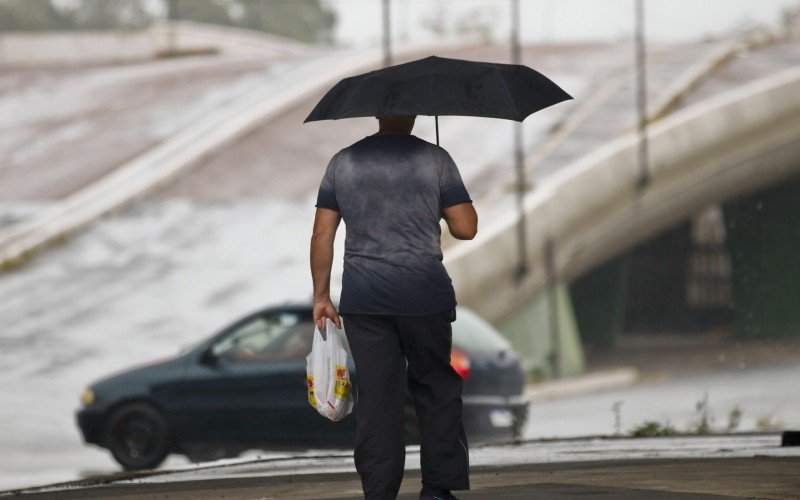 PREVISÃO DO TEMPO: Semana começa com risco de temporais no RS, mas sol já tem data para voltar | abc+