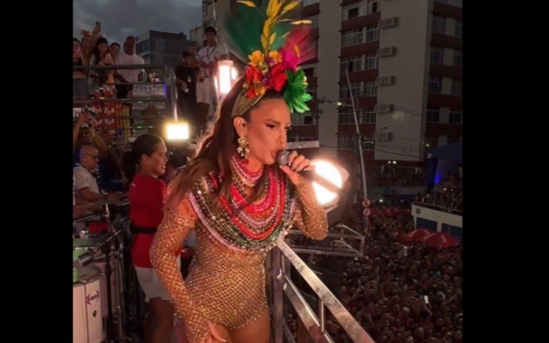 Ivete Sangalo animou os blocos de Salvador com o trio na noite de segunda-feira, apesar de incidentes  | abc+