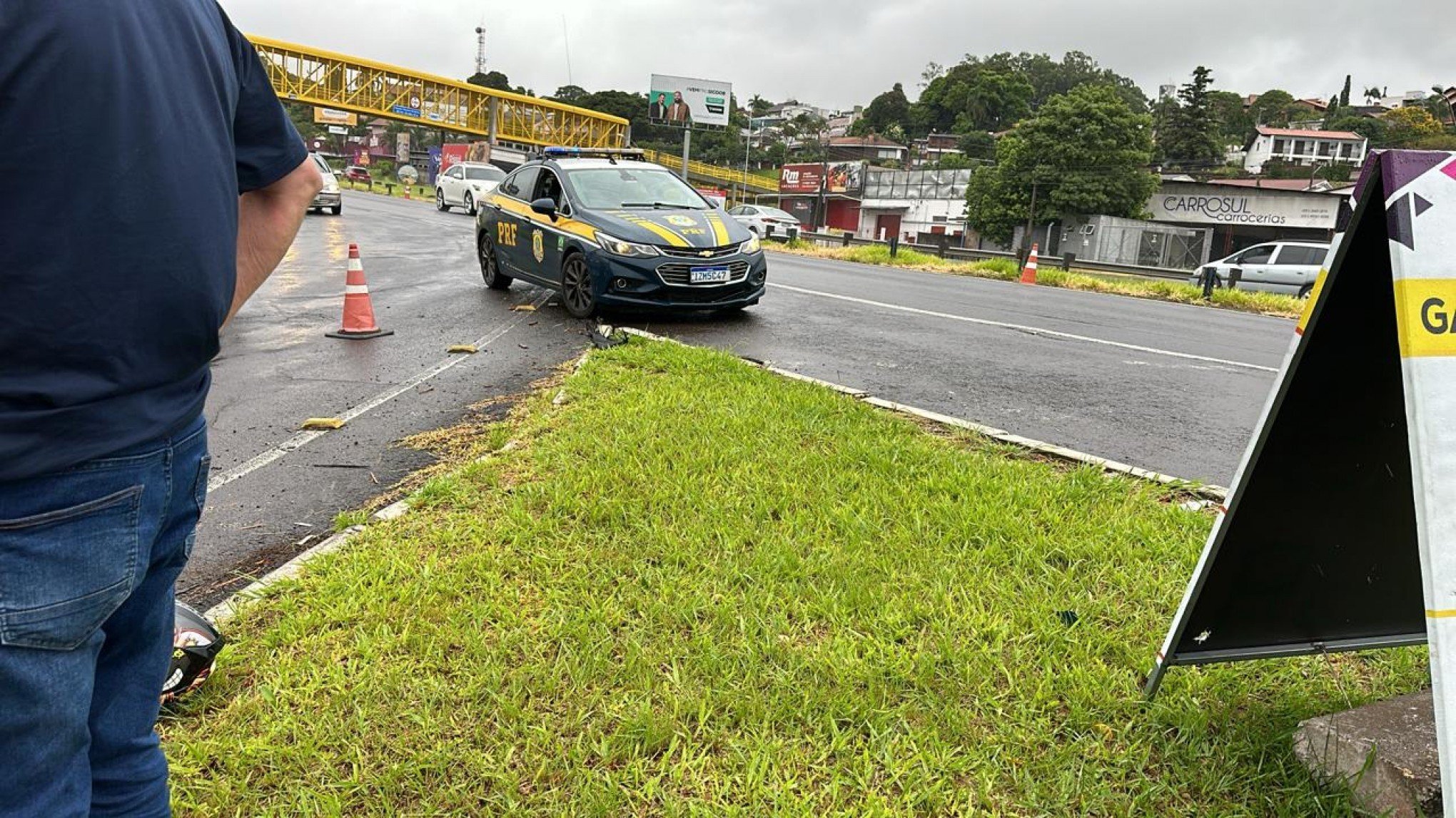 ACIDENTE DE TRÂNSITO: Motociclista cai na BR-116 em acesso de avenida de Novo Hamburgo