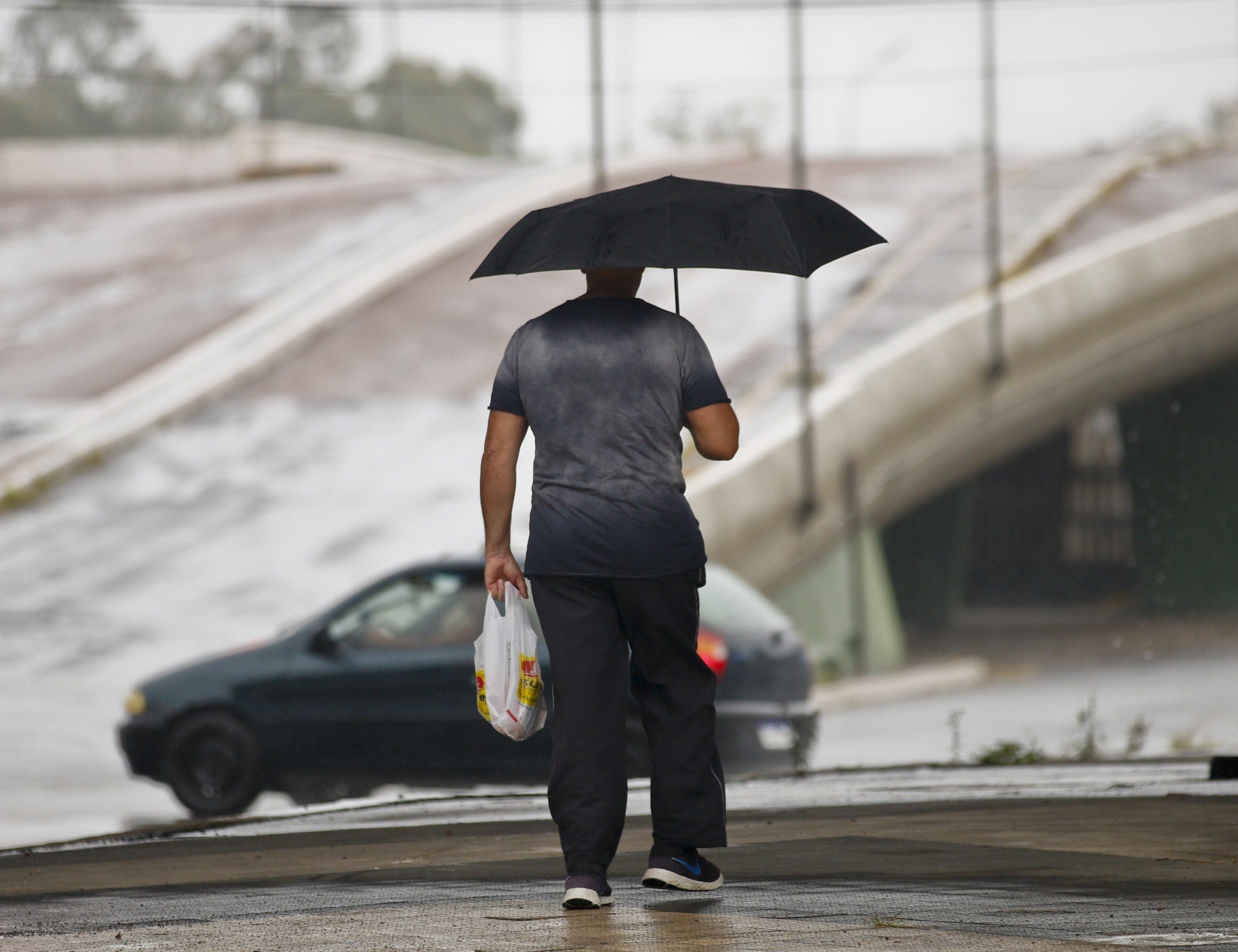 PREVISÃO DO TEMPO: Semana começa com risco de temporais no RS, mas sol já tem data para voltar