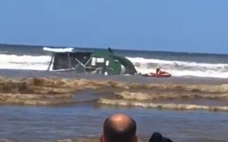 Barco pesqueiro virou em Imbé | abc+