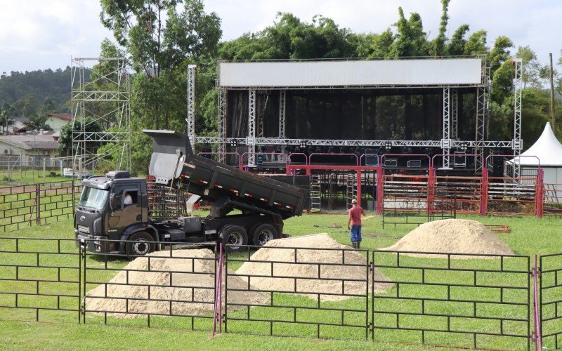 Arena sendo preparada para o rodeio | abc+