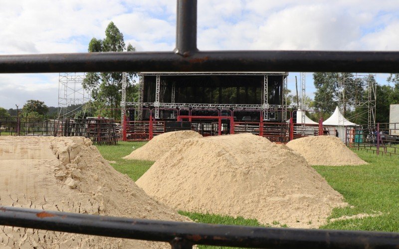 Arena sendo preparada para o rodeio