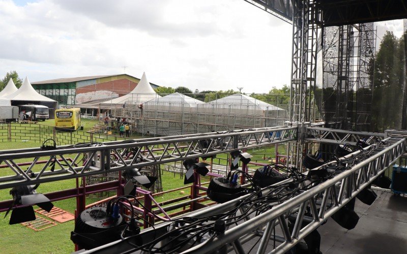 Palco para os shows e arena para as provas do rodeio foram montados nos Ãºltimos dias