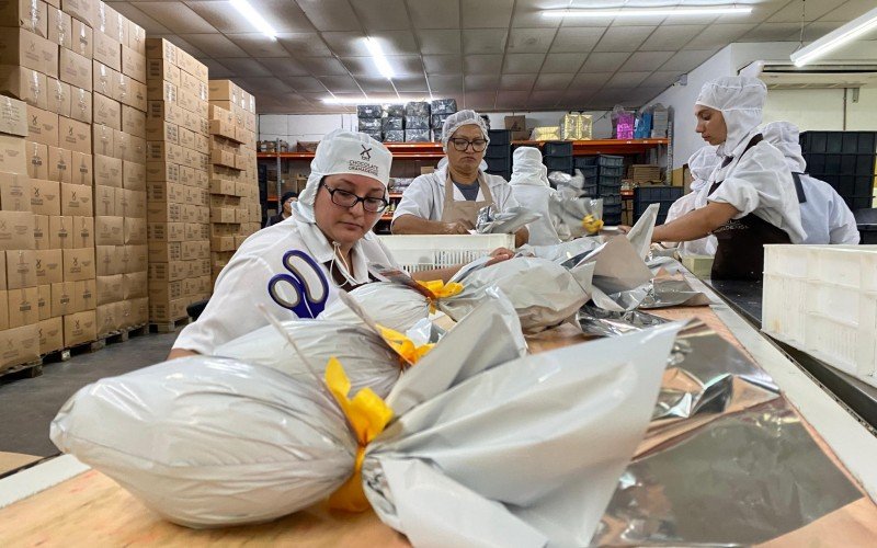 Produção de ovos de chocolate para a Páscoa 2024 em Gramado