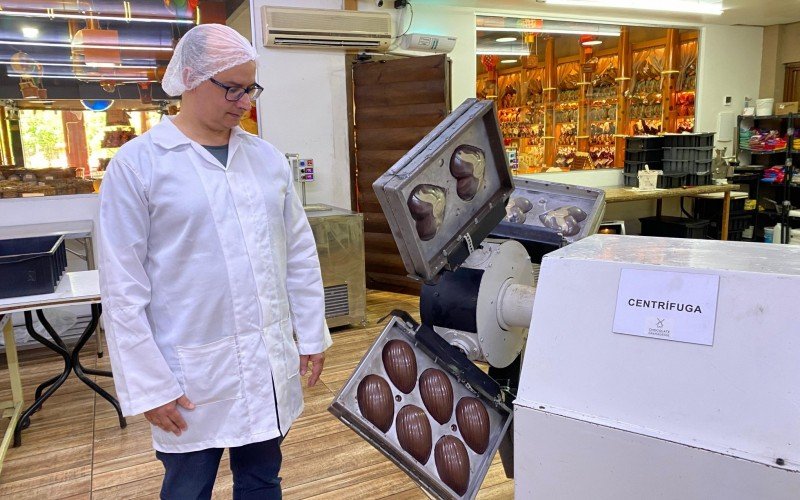 Alex Chaves acompanha a produção de ovos