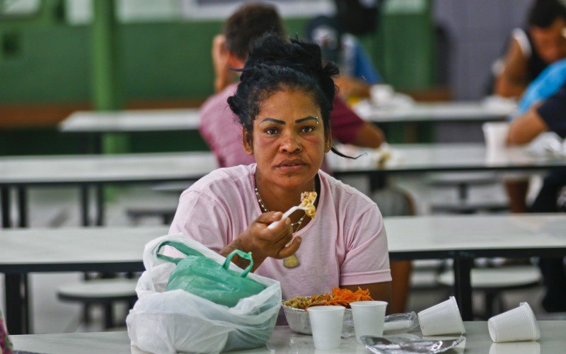 Simone, desempregada, encontra no restaurante a solução para o almoço dela e do filho 