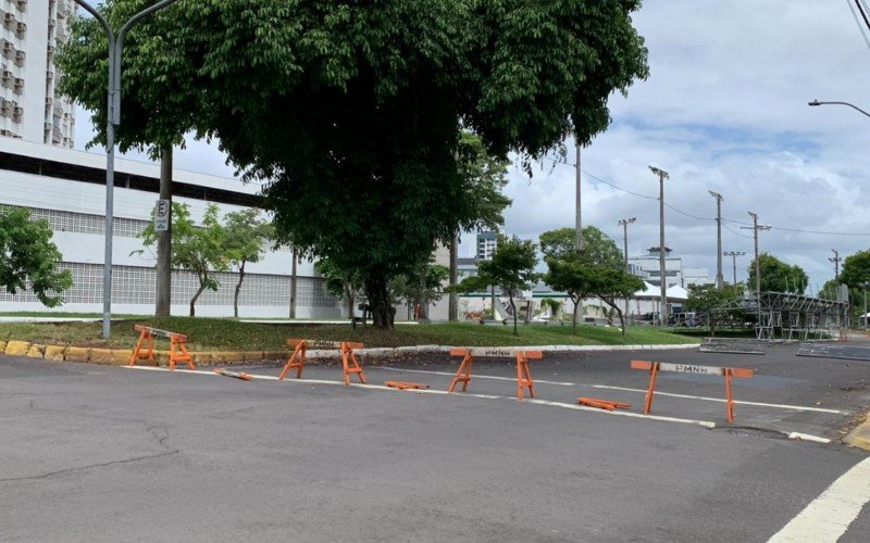 TRÂNSITO: Rua de Novo Hamburgo é bloqueada para montagem da estrutura das arquibancadas para o carnaval | abc+