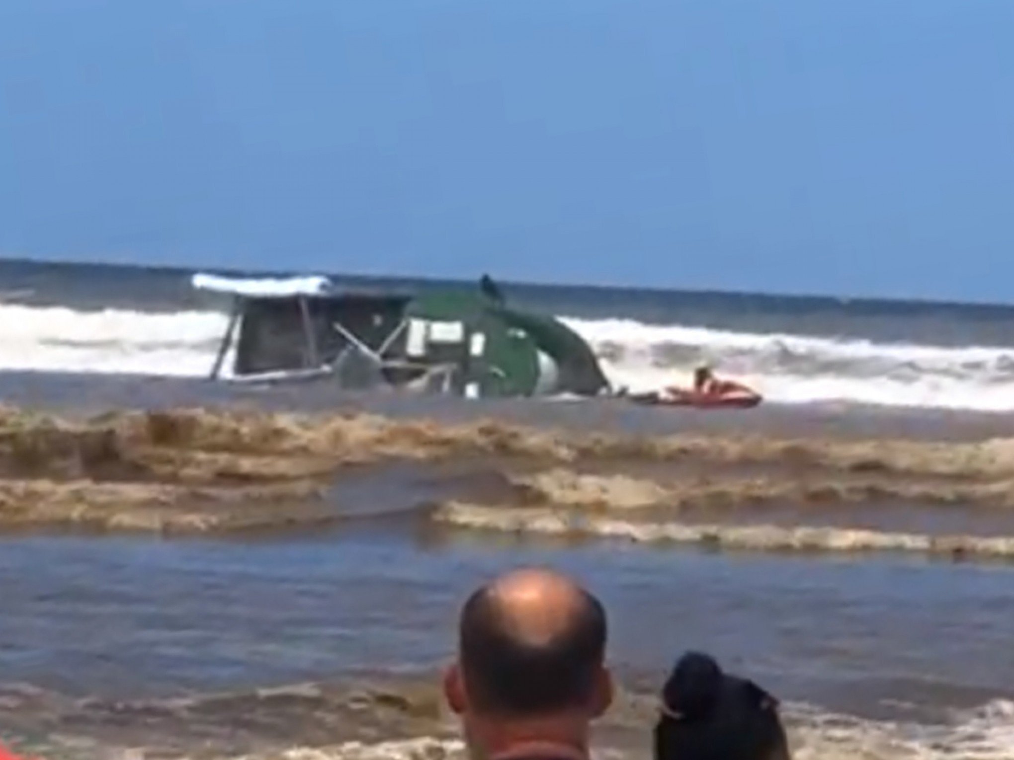 VÍDEO: Barco com cinco pescadores vira em Imbé