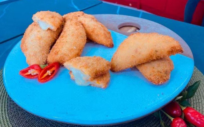 Aprenda a fazer o Empanado de frango recheado com queijo da Ana Maria Braga | abc+