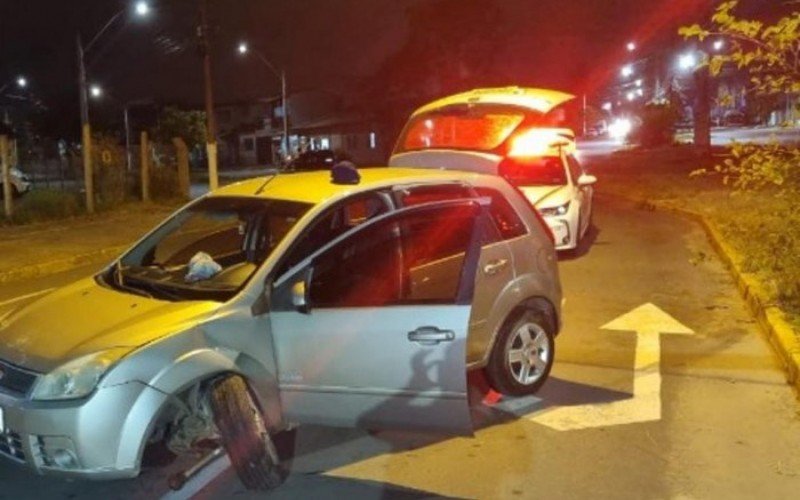 Carro roubado foi batido e criminoso preso na Avenida Assis Brasil  | abc+