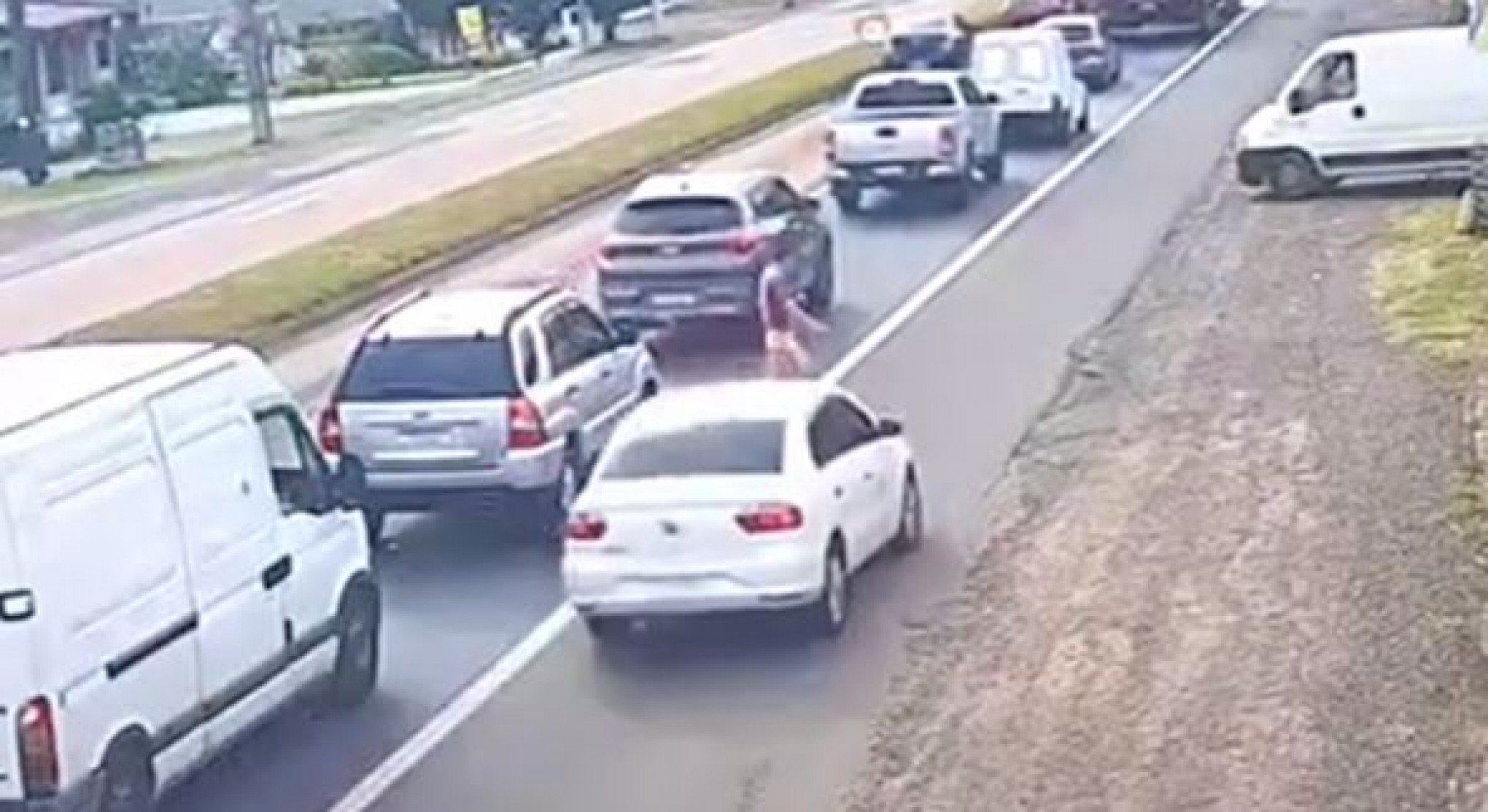 VÍDEO: Carro de prefeitura da região quase atropela pedestres ao circular pelo acostamento da RS-240