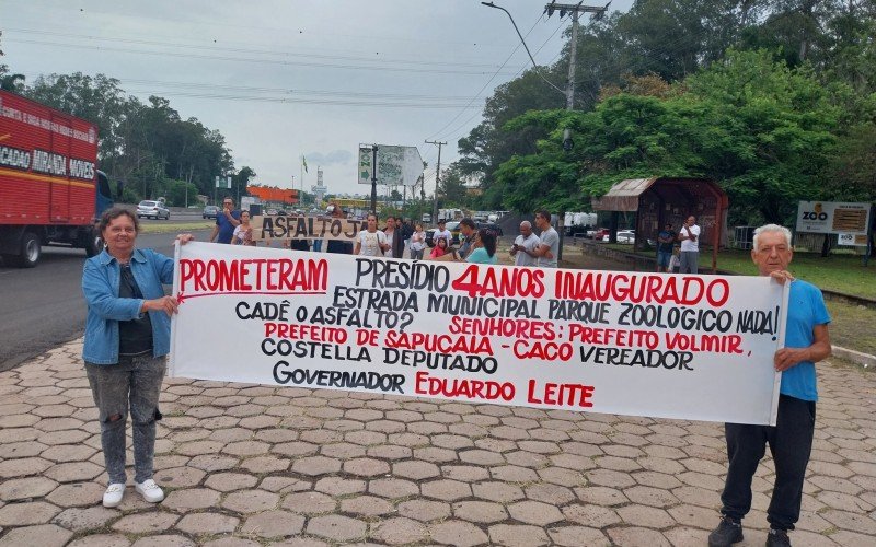Moradores protestam em frente ao Zoológico de Sapucaia do Sul por asfaltamento