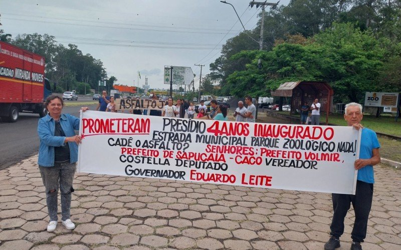 Manifestantes cobram asfaltamento que é reivindicado há mais de 20 anos