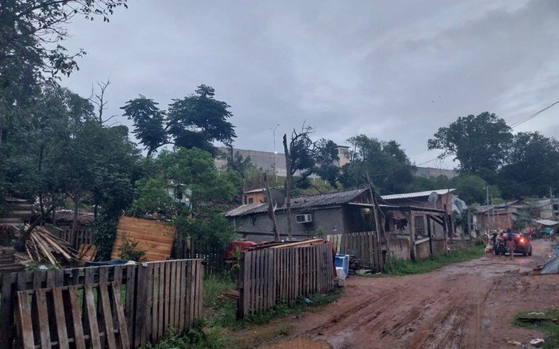 Situação de moradia atrás da penitenciária é precária, conforme a comunidade