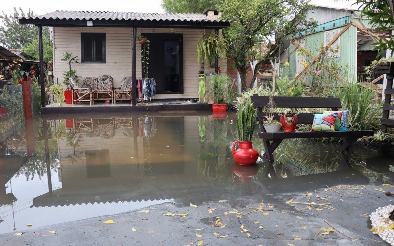 Ãgua invade o pÃ¡tio de residÃªncias do bairro Santo Afonso