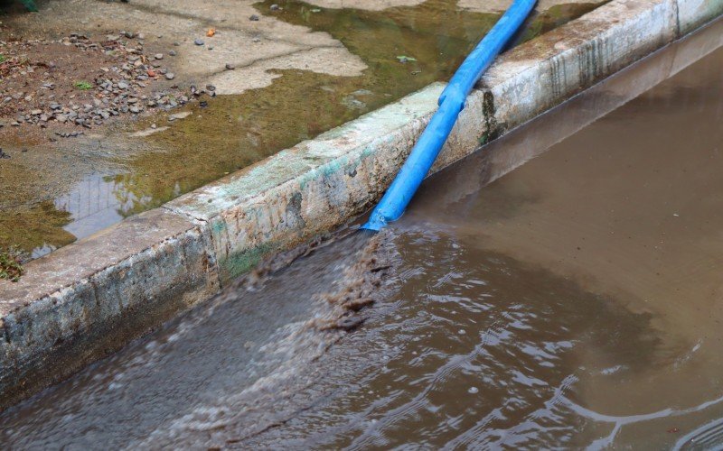 MÃ¡quina alugada Ã© usada para drenar a Ã¡gua