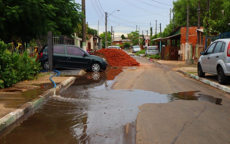 MÃ¡quina alugada Ã© usada para drenar a Ã¡gua