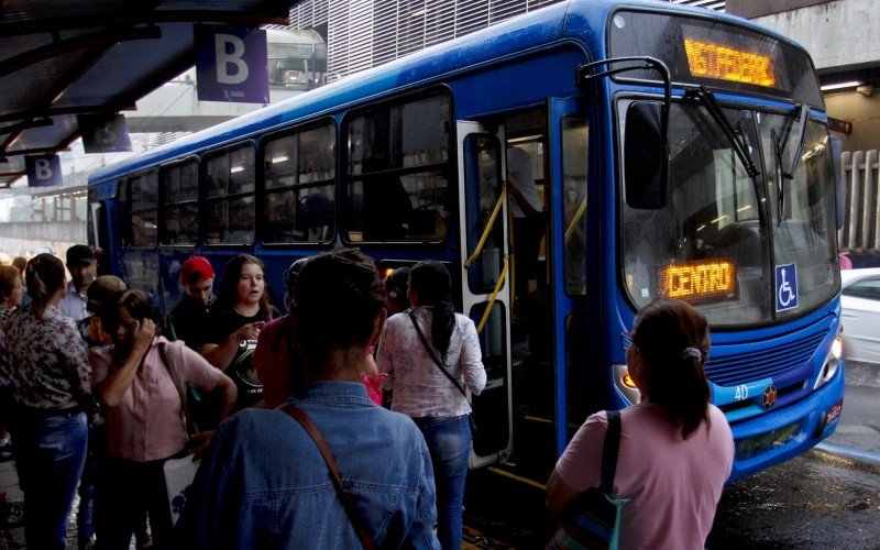Passageiros reclamam bastante do tempo de espera pelo transporte nas paradas de ônibus | abc+