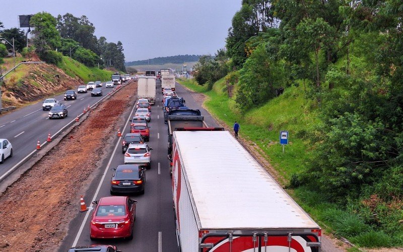 TrÃ¢nsito na BR-116, em Novo Hamburgo, na manhÃ£ desta sexta-feira