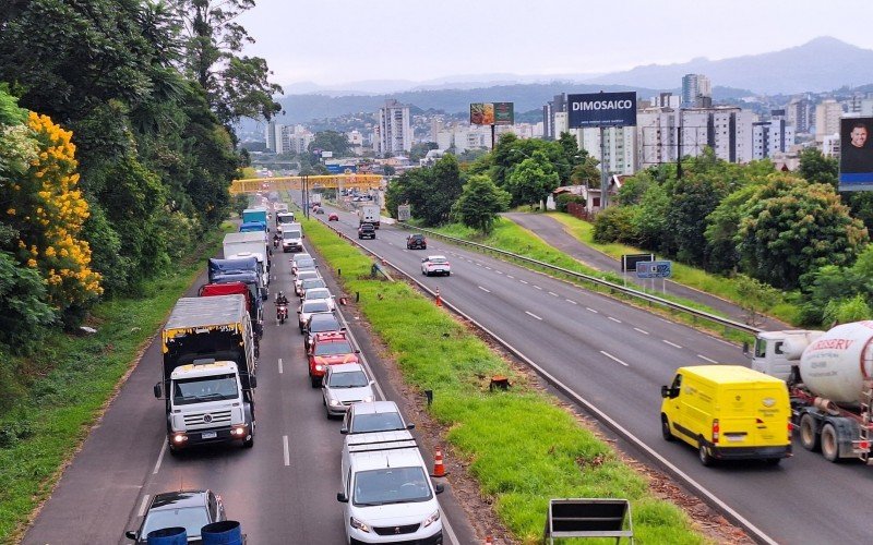 TrÃ¢nsito na BR-116, em Novo Hamburgo, na manhÃ£ desta sexta-feira