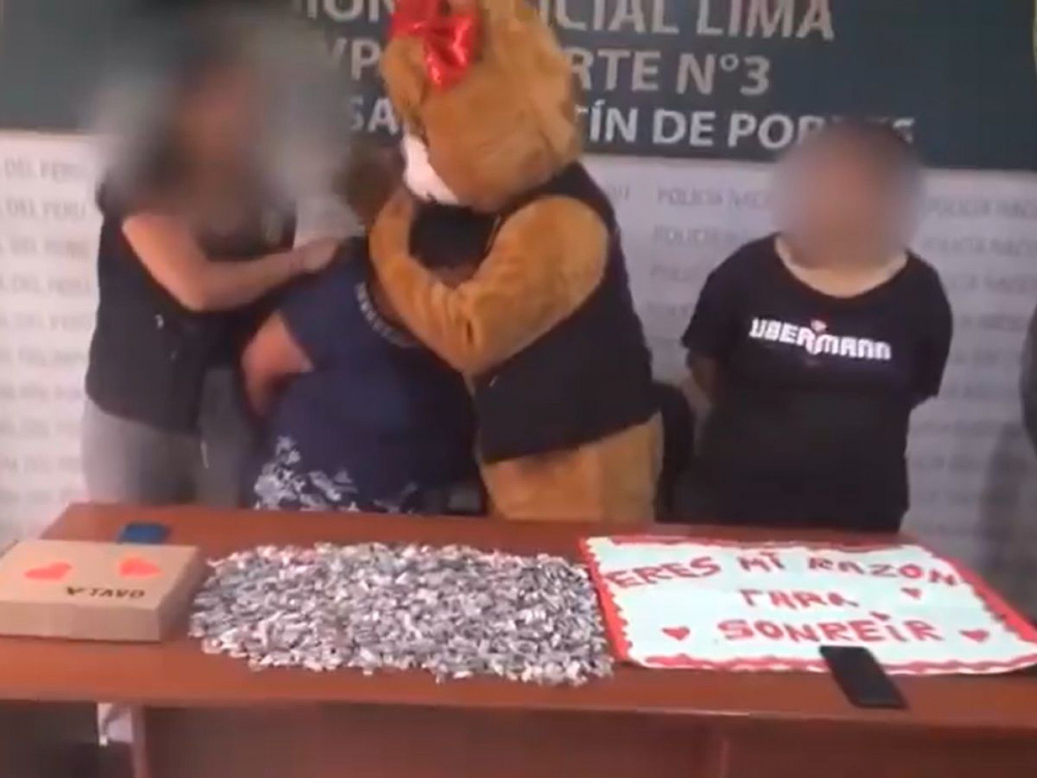 VÍDEO: Polícia se disfarça de urso no Dia dos Namorados e faz "surpresa romântica" para prender traficantes