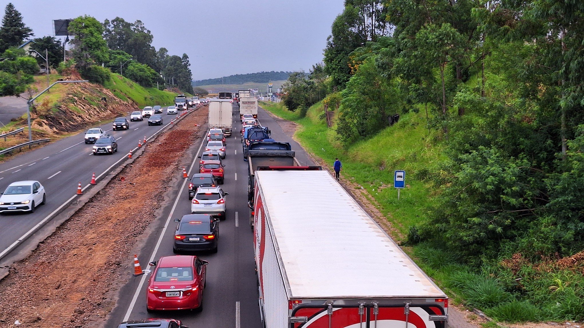 TRÂNSITO: BR-116 tem congestionamento no trecho de Novo Hamburgo nesta sexta-feira