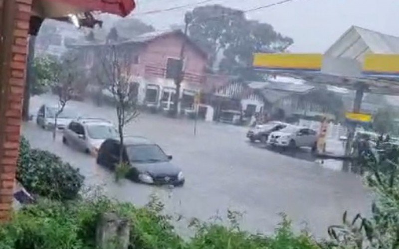 Mais de 20 pontos em Canela ficaram alagados neste sábado (17)