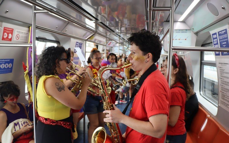 Campanha Respeita as gurias na folia é realizada no trem | abc+