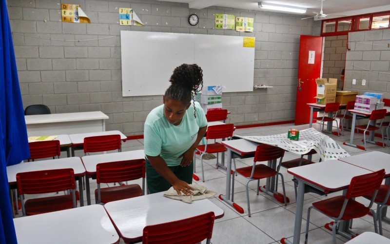 Mutirão de limpeza deixou tudo pronto para o retorno dos estudantes nesta segunda-feira (19)