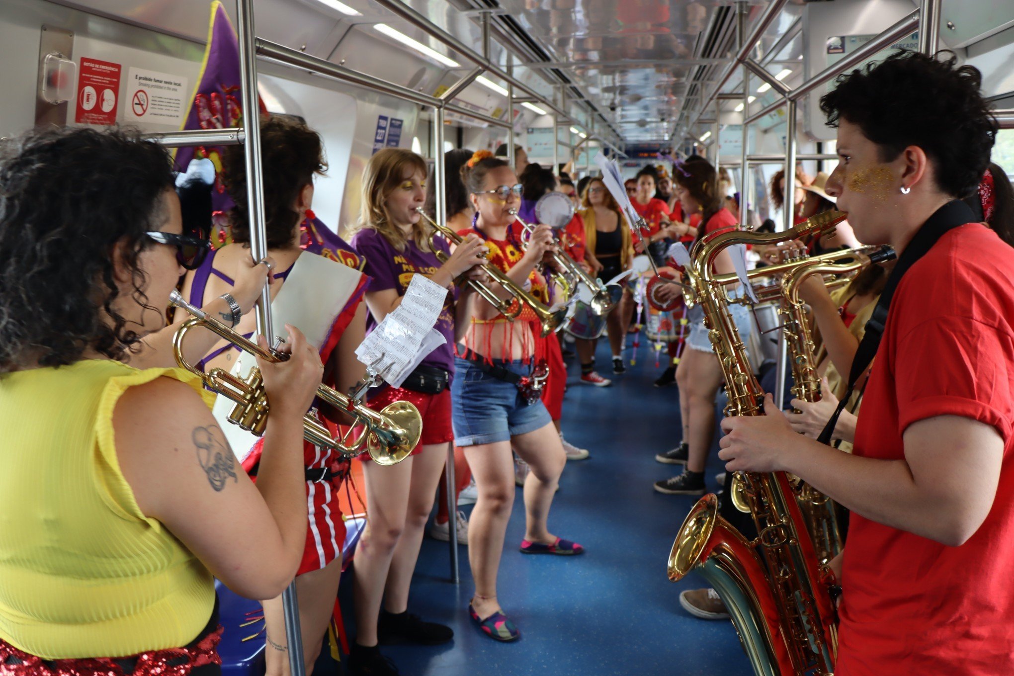 VÍDEO: Vagão do trem recebe bloco de carnaval em campanha contra assédio